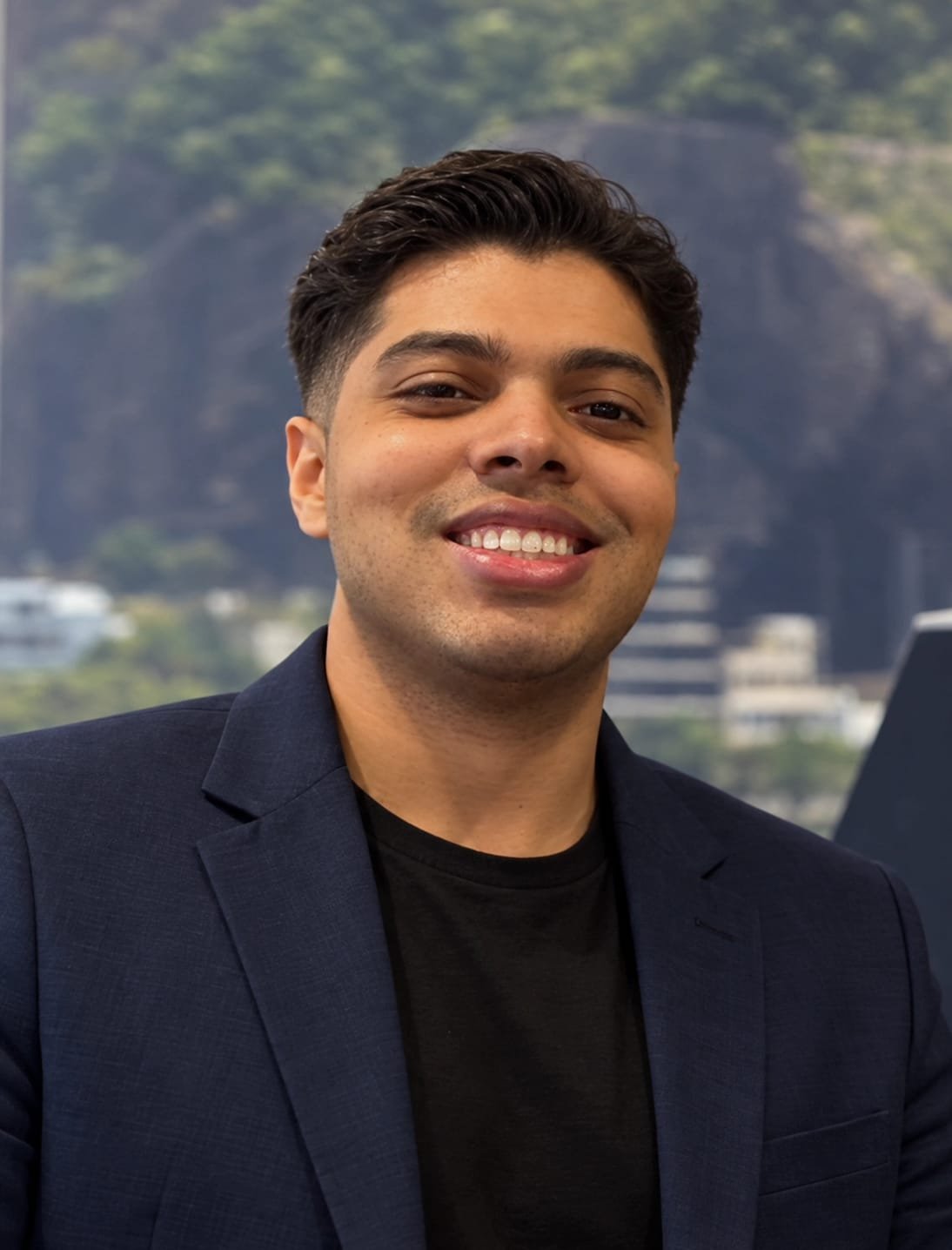 Luís Gustavo Cristo, engenheiro de software sênior, vestindo blazer azul